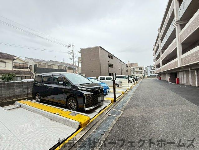 イトーピア香里園ヴァルコートの駐車場|駐車場があるので、車を買う予定の方も安心です