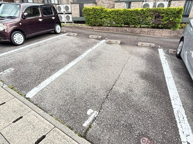 ルナコートの駐車場