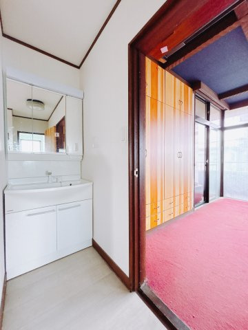 【中古戸建】前橋市昭和町1丁目の独立洗面台|■洗面室｜大きな鏡で朝の身支度もラクラク♪毎日の忙しい準備が楽しくなる洗面所です(^^