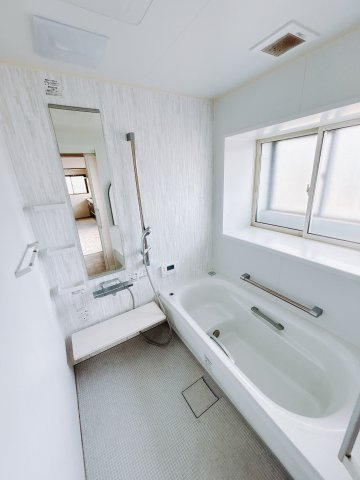【中古戸建】前橋市昭和町1丁目の浴室|■浴室｜デザイン性に優れた浴室♪1日の疲れを癒す、ゆったりとしたバスタイムをぜひお過ごしください(*＾＾*)大きな窓付きで嬉しい♪