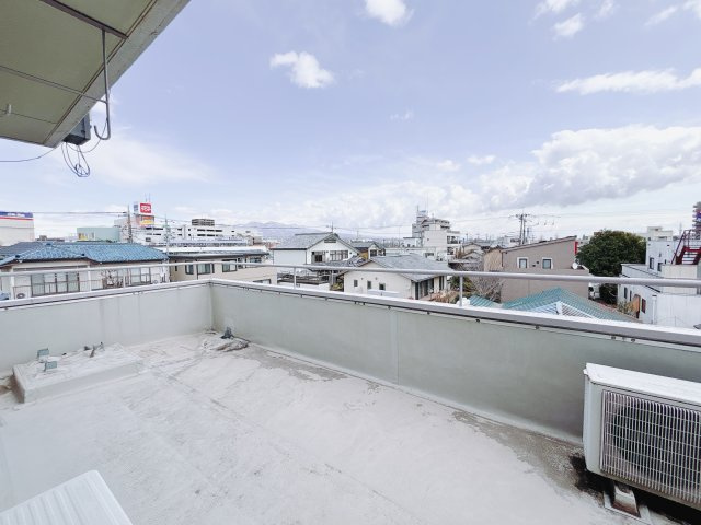 【中古戸建】前橋市昭和町1丁目のバルコニー|■バルコニー｜ワイドバルコニーは、溜め込んでしまったお洗濯物を一気に干すことができるくらいのスペースがあります。二部屋から出入り可能なのでお布団などもラクラク干せますね♪