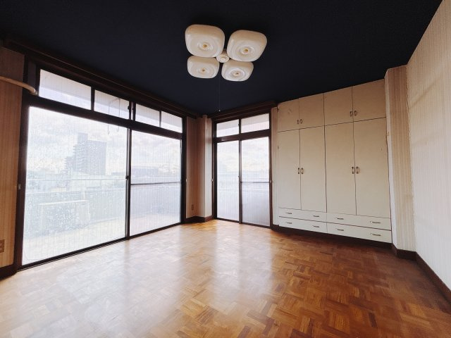 【中古戸建】前橋市昭和町1丁目の洋室|■洋室｜洋室には大きな窓をご用意しています。日中はあたたかな日差し差し込み自分時間も充実できますね＾＾
