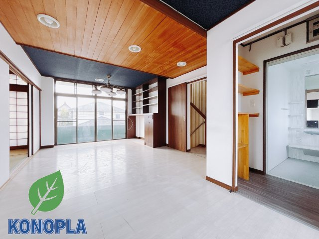 【中古戸建】前橋市昭和町1丁目の居間・リビング|■リビング｜落ち着きのある表情を見せるリビングダイニング。太陽の光がたっぷり差し込むリビングは、自然とご家族が集まる居心地の良い空間です。