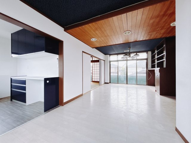 【中古戸建】前橋市昭和町1丁目の居間・リビング|■リビング｜大きい窓からあたたかいたっぷりの光が入ります♪開放的な空間で毎日をもっと快適に(*＾＾*)