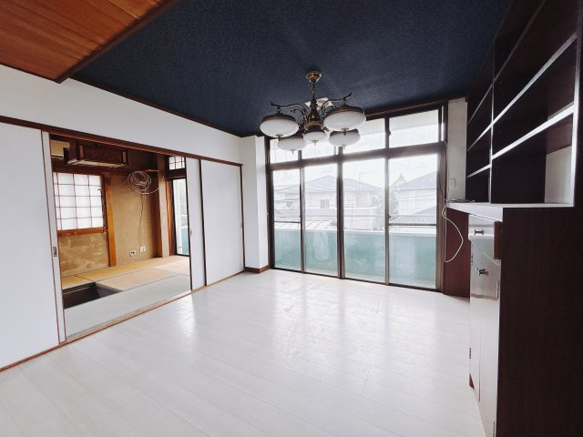 【中古戸建】前橋市昭和町1丁目の居間・リビング|■リビング｜家族でゆったりくつろげる、居心地の良いリビング♪賃貸と違って、テレビや音楽の音を気にしなくて良いことが嬉しいですね(*＾＾*)