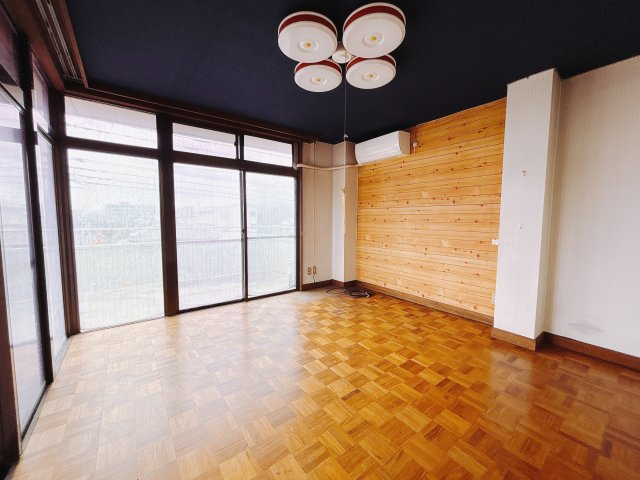 【中古戸建】前橋市昭和町1丁目の洋室|■洋室｜お子様の一人部屋にピッタリな洋室。木のぬくもりを感じるフローリングは、天然木の味わいが時とともに深みを増していきます。また、傷にも強く、フリーワックスでお手入れもラクラクです♪