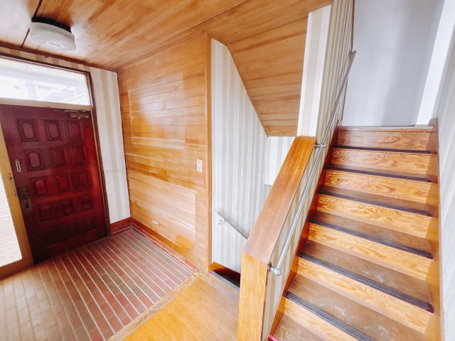 【中古戸建】前橋市昭和町1丁目の玄関|■玄関｜毎日の「いってらっしゃい」や「お帰りなさい」を大切なご家族と過ごす玄関は〈使いやすさ〉を追求しております。玄関横の物入は急な来客時でもさっとお片付けできるスペースを確保しています。
