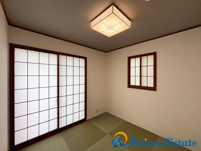 中古戸建　茅ヶ崎市菱沼1丁目の和室|ホッと足を伸ばして寛げる和室は、来客にもお子様の遊び部屋としても利用できます。障子から差し込む光は優しい暖かさを感じますね♪