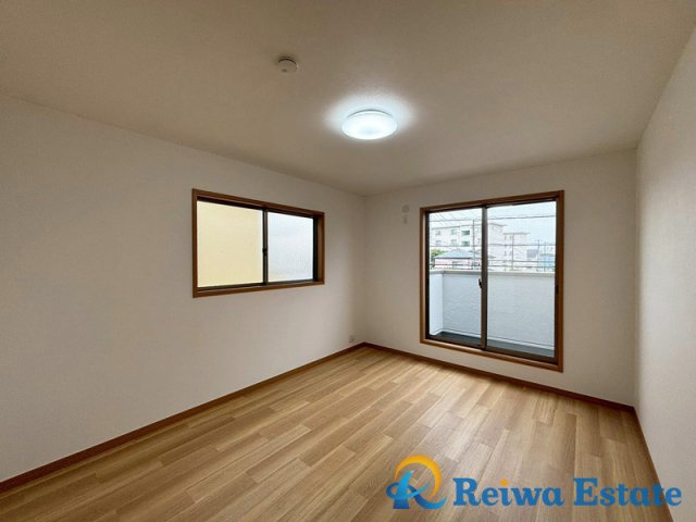 中古戸建　茅ヶ崎市菱沼1丁目の寝室|バルコニーと面したお部屋は暖かな光とさわやかな風が届きます。