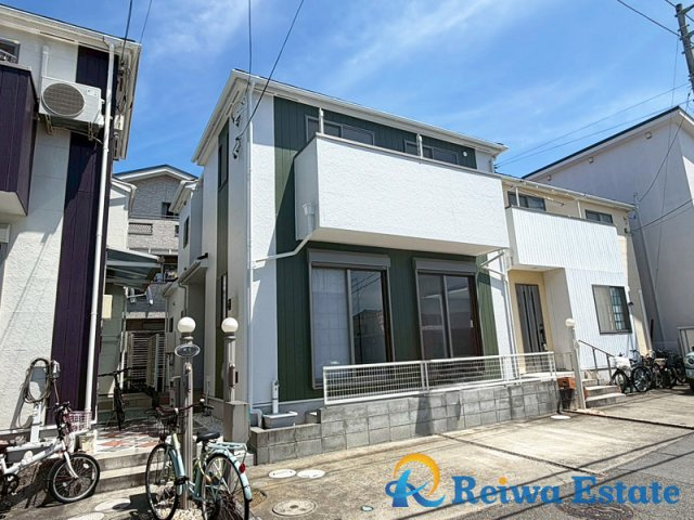 中古戸建　茅ヶ崎市菱沼1丁目の外観|お子様の自転車やバイクの置場を確保できるゆとりの駐車スペースがございます♪