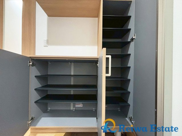 中古戸建　茅ヶ崎市菱沼1丁目の収納|たっぷりの靴を収納できるシューズボックス！これで玄関はいつでもスッキリです！