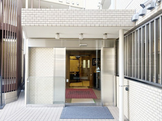 【エントランス】 | オートロックを備えた、マンションのエントランス。やはりセキュリティの観点は欠かすことができません。皆様を“安全”に送り出し、出迎えてくれます。～即日のご見学可能～　お問合せはお気軽にどうぞ。