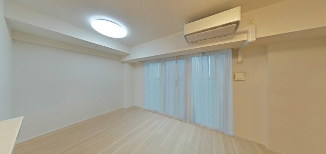 ブリリアタワー聖蹟桜ヶ丘ブルーミングレジデンスの居間・リビング|床暖房付きリビングダイニング。
CGににて家具消し加工をしてあるため、実際の室内にはキズや汚れ等がある場合がございます。