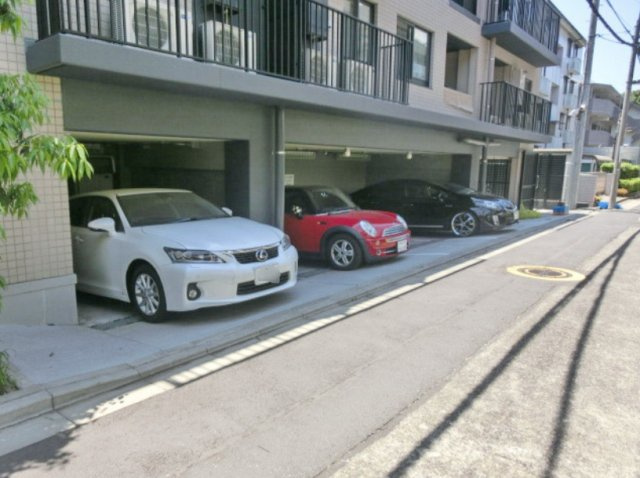 フレンシア田端道灌山の駐車場