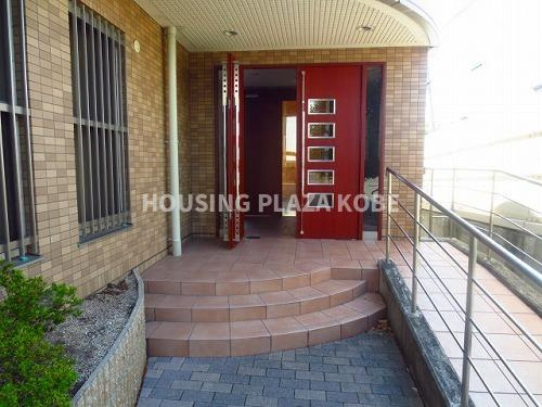 リュイール桃山台のエントランス