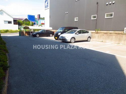 リュイール桃山台の駐車場