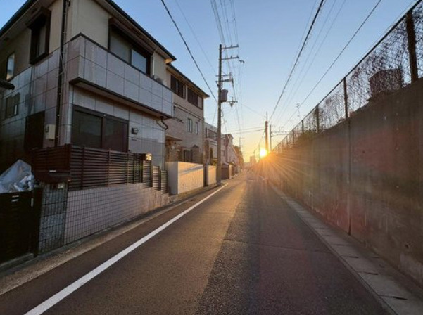 田中町3丁目　中古戸建の前面道路含む現地写真|幅員約5ｍ、間口約5ｍ