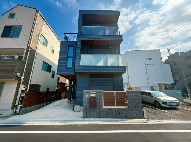 板橋区高島平1丁目　築浅×3台駐車可×二世帯住宅にも　3階建鉄骨造の外観|ホームエレベーター完備♪二世帯住宅としても◎♪