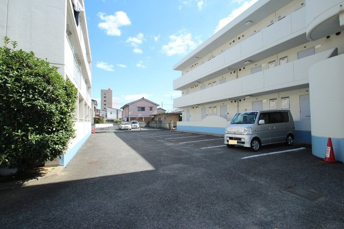 スイートピアfuji　B棟の駐車場