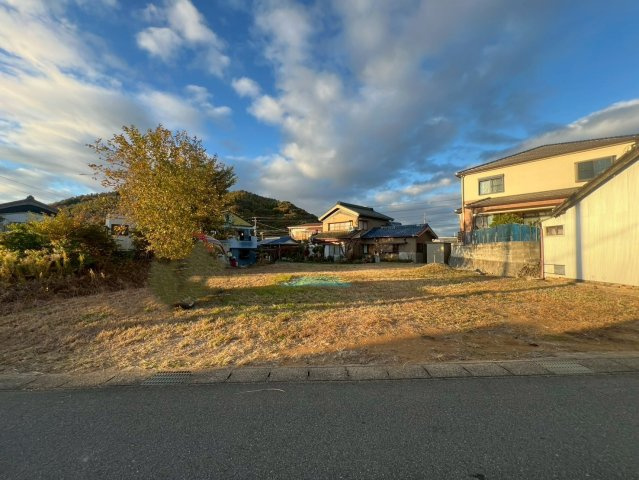 西尾市西幡豆町西岡割34-2の前面道路含む現地写真|約15ｍのゆったりとした間口です