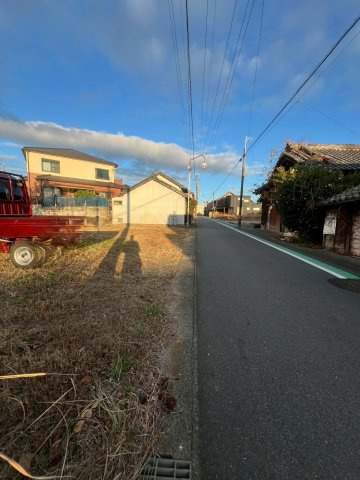 西尾市西幡豆町西岡割34-2の前面道路含む現地写真|前面道路との高低差も無く、ラクラク乗入れ◎
