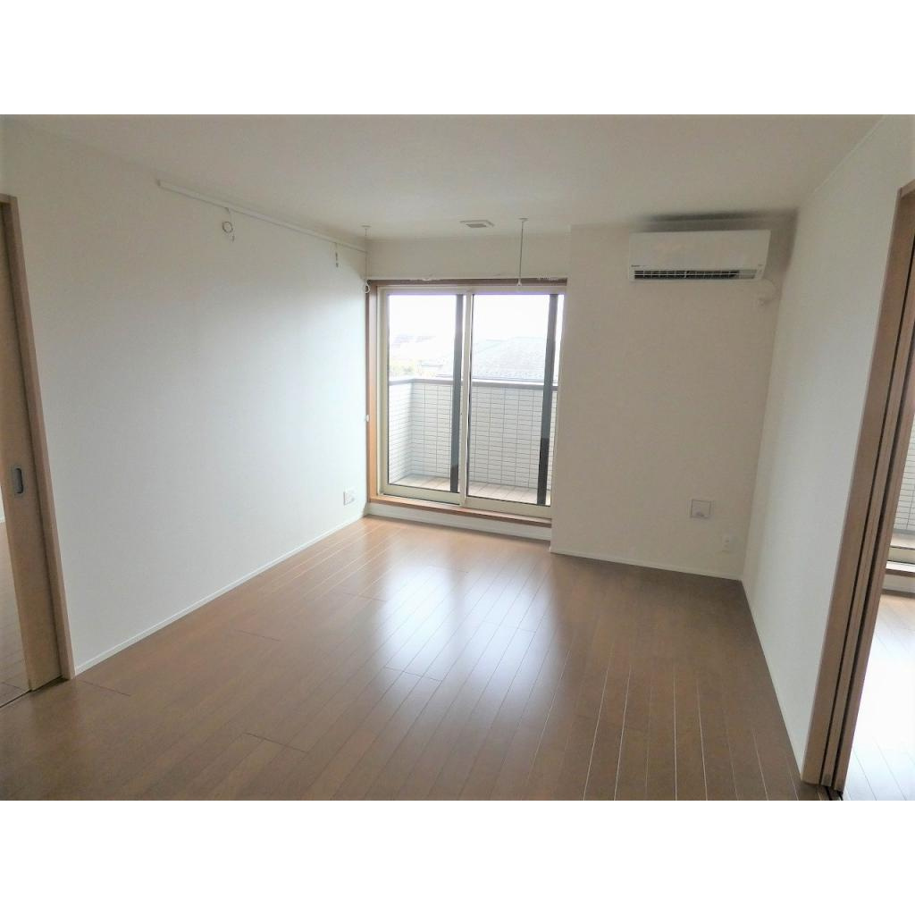 カーサ・ファミリオの居間・リビング|別部屋の写真です