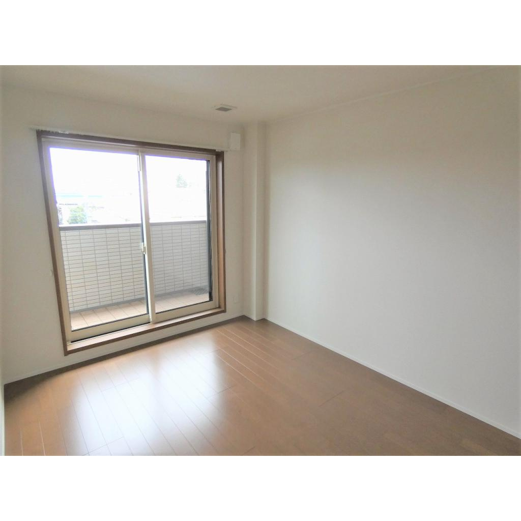 カーサ・ファミリオの居間・リビング|別部屋の写真です