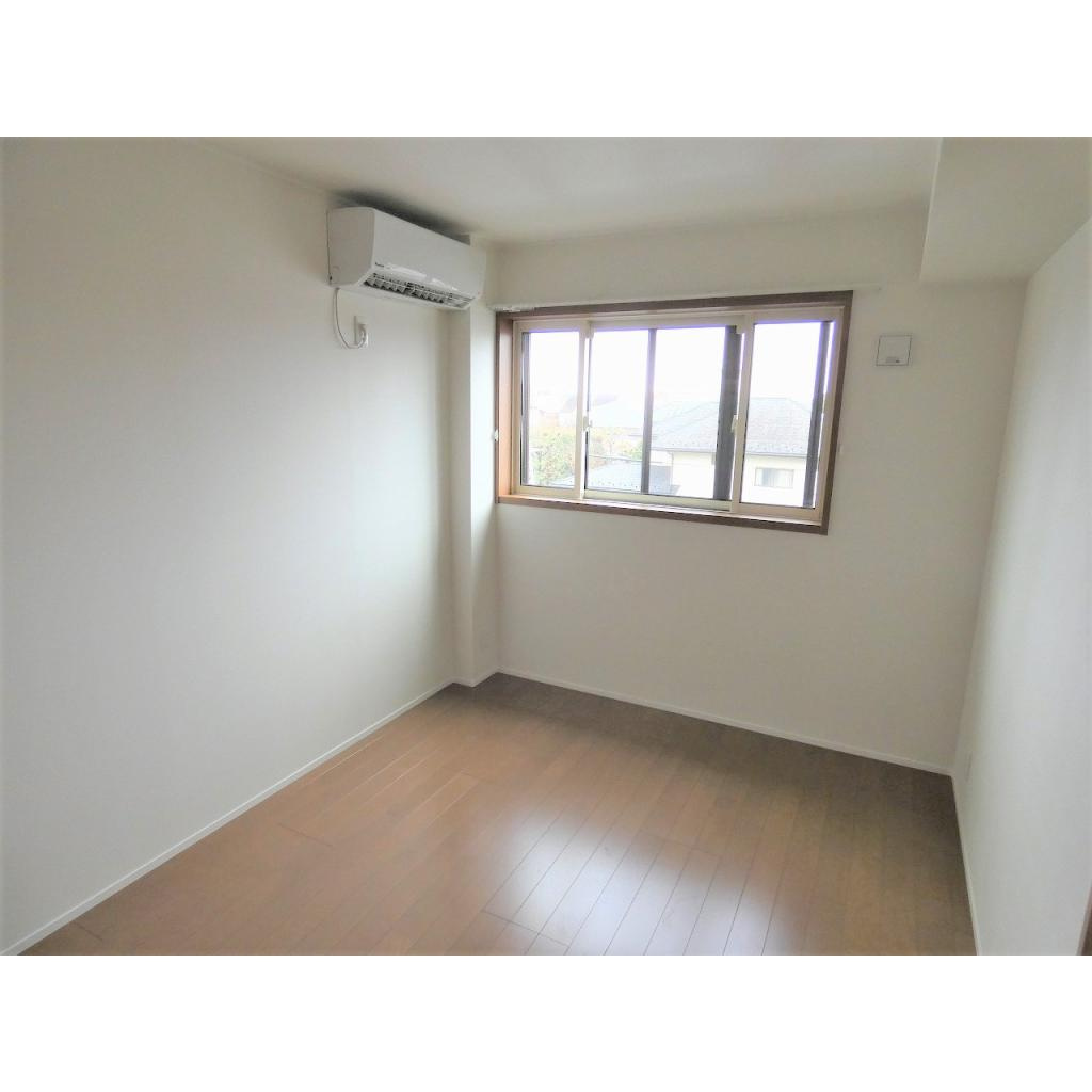 カーサ・ファミリオの居間・リビング|別部屋の写真です