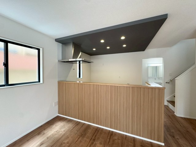 Adobleーアドブルー小倉北区霧ケ丘1丁目3期　【小倉北区　新築戸建て】のキッチン|下がり天井がお洒落なカウンターキッチン♪　【小倉北区　新築戸建て】