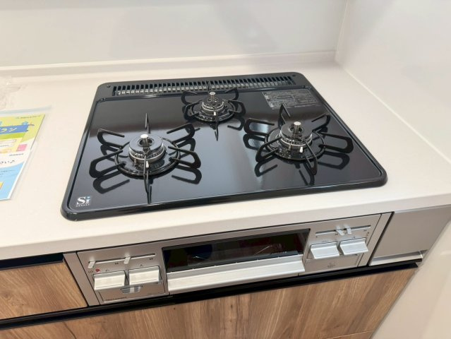 Adobleーアドブルー小倉北区霧ケ丘1丁目3期　【小倉北区　新築戸建て】のキッチン|3口ガスコンロのシステムキッチン♪　【小倉北区　新築戸建て】