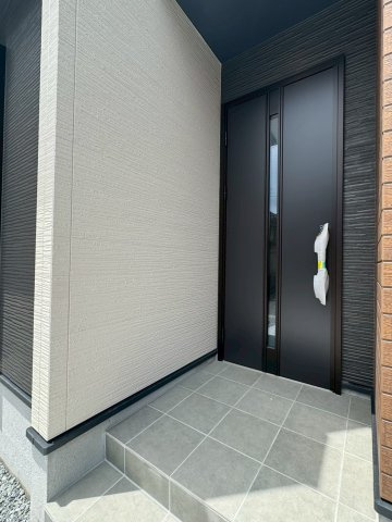 Adobleーアドブルー小倉北区霧ケ丘1丁目3期　【小倉北区　新築戸建て】の玄関|シックでお洒落な玄関ドア♪　【小倉北区　新築戸建て】