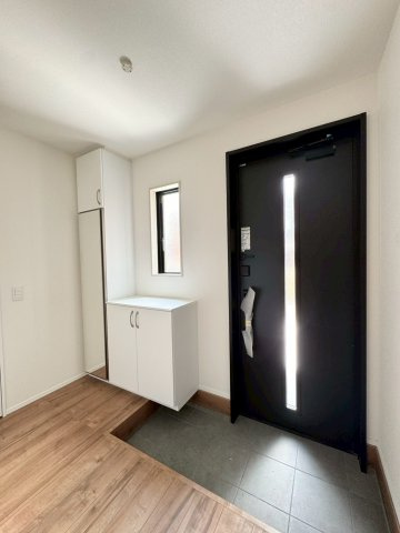 Adobleーアドブルー小倉北区霧ケ丘1丁目3期　【小倉北区　新築戸建て】の玄関|広々としたシューズボックス完備の明るい玄関♪　【小倉北区　新築戸建て】