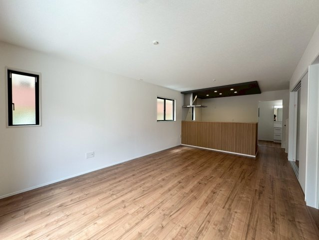Adobleーアドブルー小倉北区霧ケ丘1丁目3期　【小倉北区　新築戸建て】の居間・リビング|LDK全体が明るく開放的な空間♪　【小倉北区　新築戸建て】