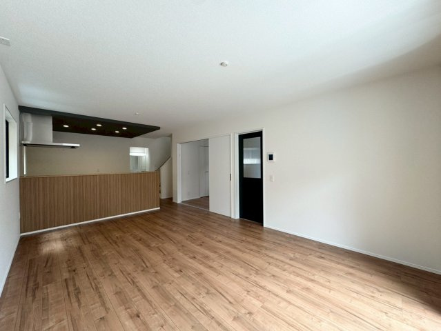 Adobleーアドブルー小倉北区霧ケ丘1丁目3期　【小倉北区　新築戸建て】の居間・リビング|リビングドアがお洒落な17.2帖の広々リビング♪　【小倉北区　新築戸建て】