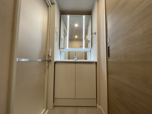 ドルフ青葉台３号棟の独立洗面台|シャワー水栓付き