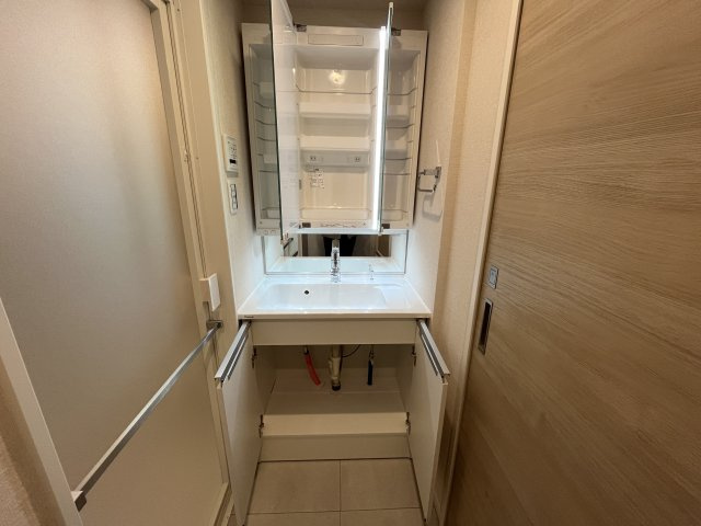 ドルフ青葉台３号棟の収納|ミラーキャビネット付き