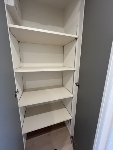 ドルフ青葉台３号棟の収納|廊下収納　共用のものを入れられます。