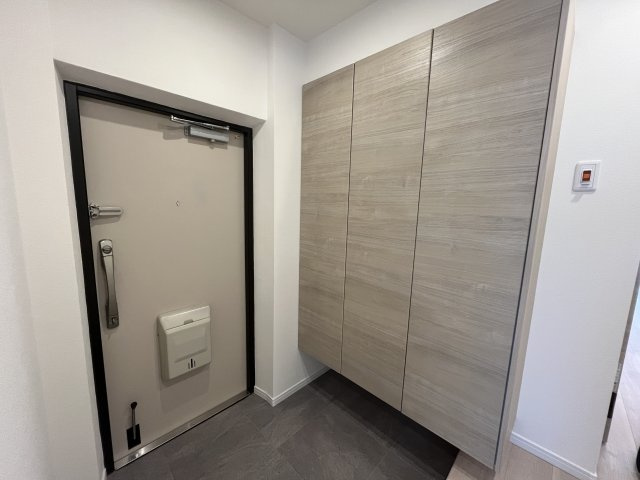 ドルフ青葉台３号棟の玄関|下足入れがあります。