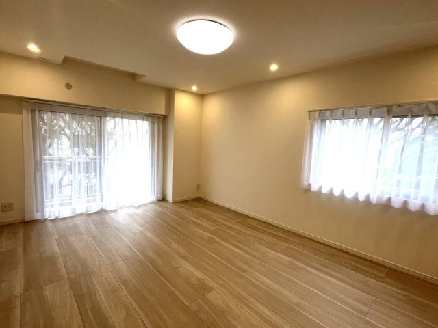 ドルフ青葉台３号棟の居間・リビング|角部屋なので室内が明るいです。