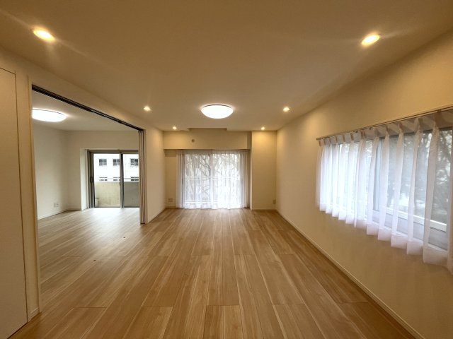 ドルフ青葉台３号棟の居間・リビング|隣の洋室を開けると広くお使いいただけます。