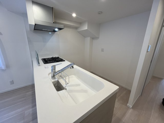 ドルフ青葉台３号棟のキッチン|キッチン背面に冷蔵庫や食器棚がおけます