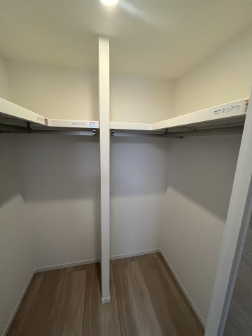 ドルフ青葉台３号棟の収納|洋室１　ウォークインクローゼット