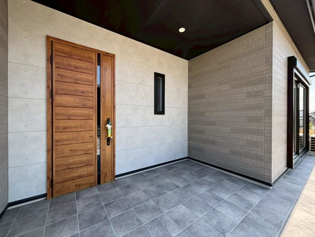 新築戸建　不破郡垂井町綾戸　全3区画分譲の玄関|玄関ドアの取っ手ハンドル部分にセンサーがついており、カード・シールタイプのキーで開け閉めができます