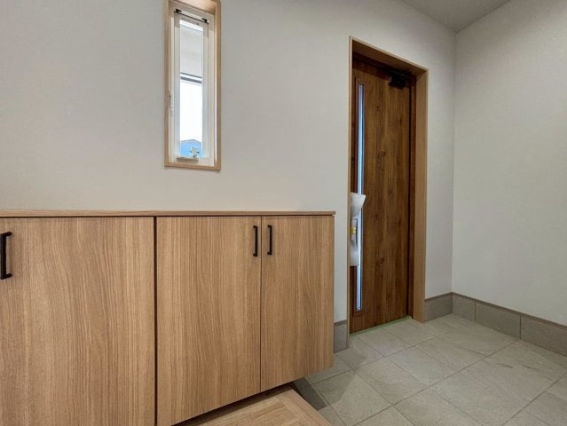 新築戸建　不破郡垂井町綾戸　全3区画分譲の玄関|大容量のシューズ収納付きで玄関周りもすっきり！玄関ドアからの光が玄関ホールを明るくしてくれます。