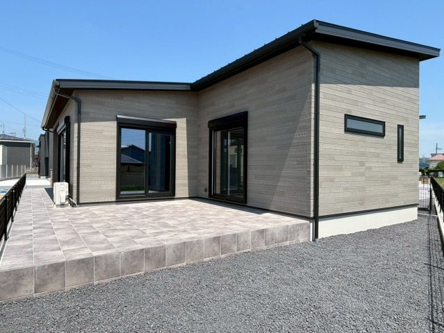 新築戸建　不破郡垂井町綾戸　全3区画分譲の外観|道路に面していない南側のタイルデッキで人目を気にせず外遊びができます。