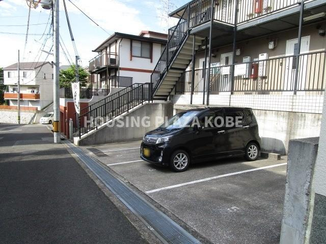 メゾンドアヴニール名谷の駐車場