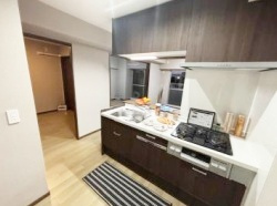 【キッチン】 | ユニハイム魚崎2号棟 | 広めの調理スペースは、女性に嬉しいポイントです