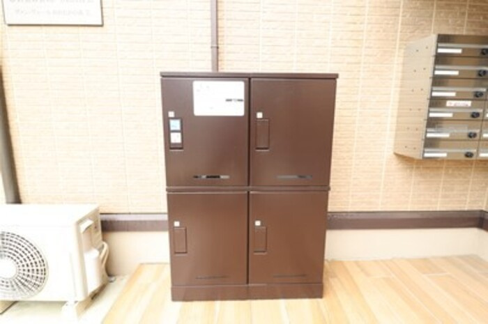 ヴァン・ヴェールおおたかの森 Ⅱのエントランス|宅配ボックス