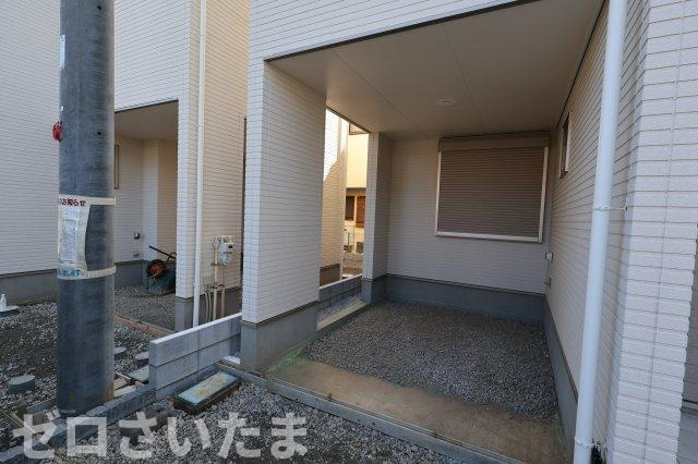《仲介手数料無料》浦和区木崎４丁目25-6新築一戸建てイデアーレの駐車場|3月12日時点では駐車スペースは施行途中でした。