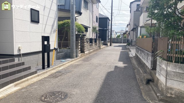 越谷市弥十郎　新築一戸建ての前面道路含む現地写真